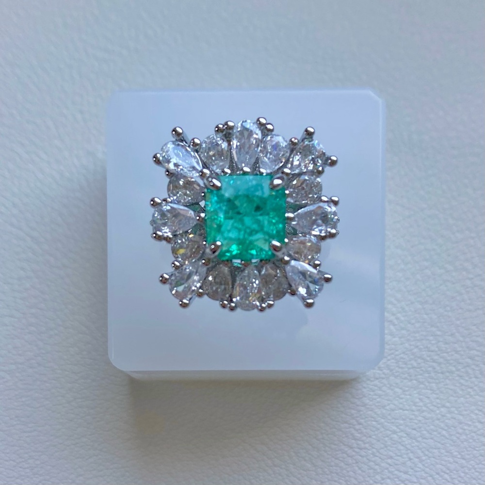 Elegant Silver and Green Gemstone Ring